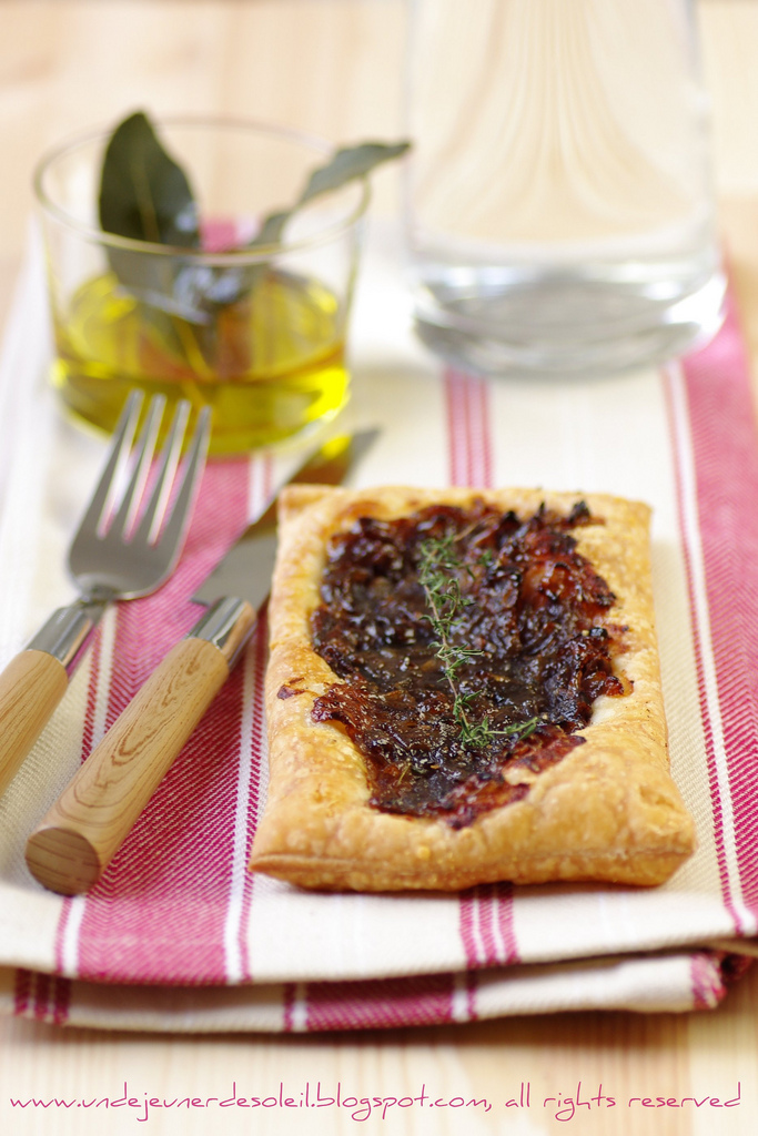 Tarte fine à l'aubergine, oignon rouge et parmesan - la cerise sur le  maillot