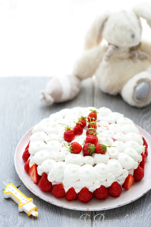 Gâteau d'anniversaire chocolat banane fraise et glaçage au yaourt - Un  déjeuner de soleil