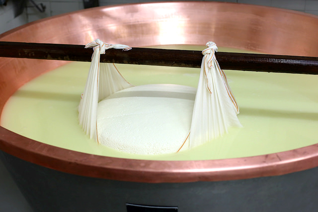 Savez-vous vraiment comment est fabriqué votre parmesan ?