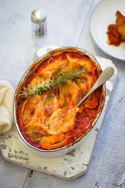 Gratin de conchiglioni farcis à la courge, sauce tomate et fromage