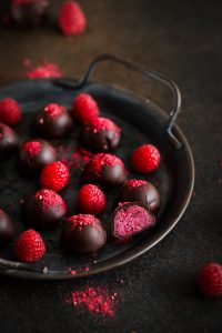 Truffes à La Framboise Et Aux Deux Chocolats - Recette Facile Sans ...