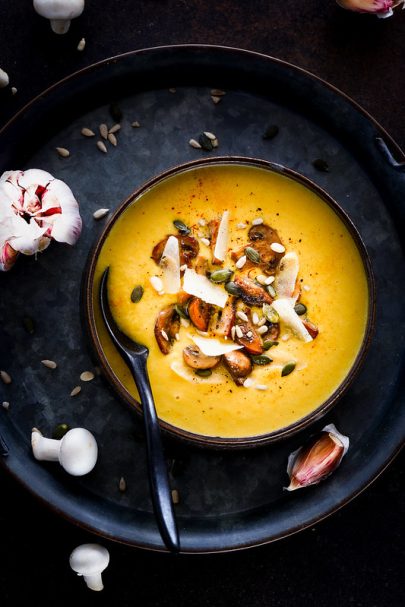 Soupe à l’ail rôti, safran et champignons sautés