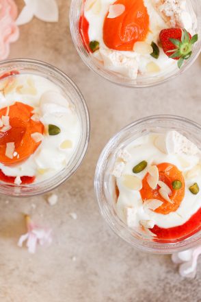 Abricots rôtis à la rose, coulis de fraise et yaourt