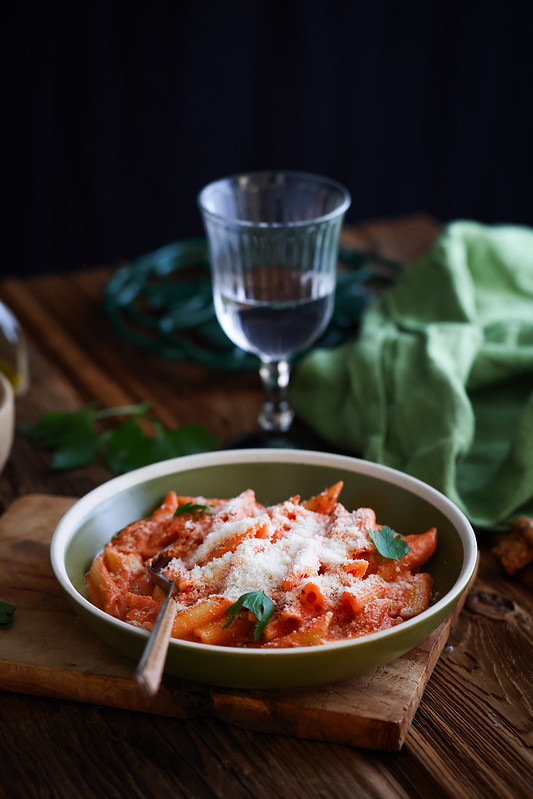 Pâtes à la sauce tomate, crème et vodka (penne alla vodka) Avec la vidéo