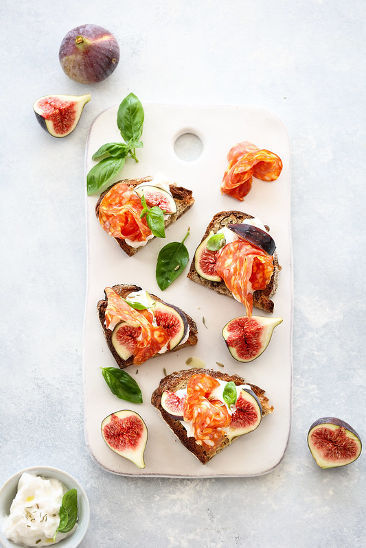 Tartines burrata, figues et salami