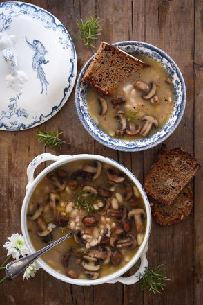 Soupe de champignons et de haricots blancs comme en Toscane