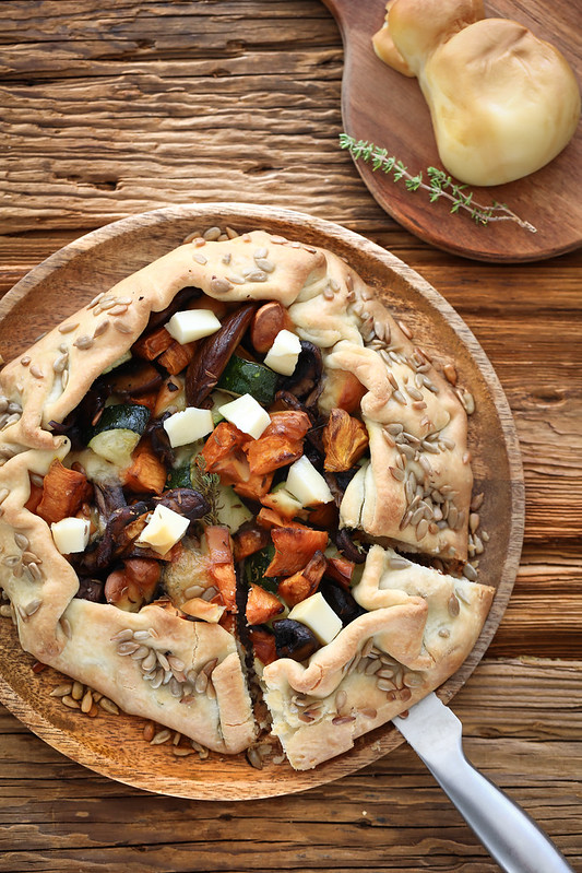 Tarte aux champignons, patate douce, courgettes et scamorza fumée