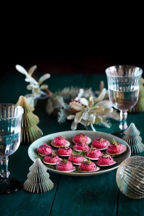 Bouchées au radis noir et houmous betterave (Noël vegan)