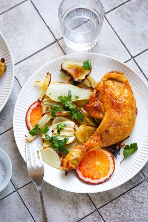 Cuisses de poulet et fenouil rôtis à l’orange