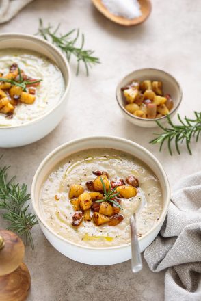 Soupe veloutée de châtaignes, chou et guanciale croustillant